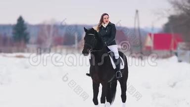 冬天，一个留着长发的女人在<strong>村子</strong>里骑马